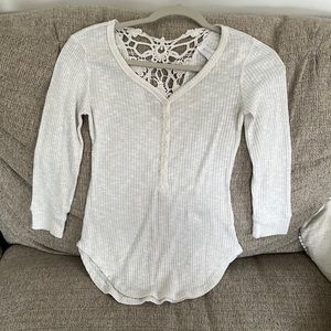 White medium sleeved top
